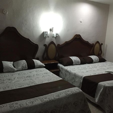 バリャドリッド Hostal Kin-Behホステル エクステリア 写真